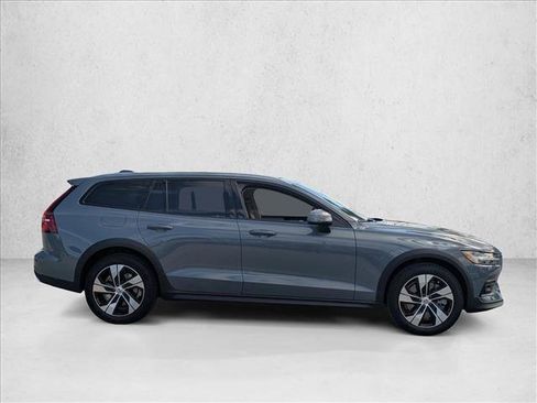 Used 2022 Volvo V60 T5 Cross Country image 4
