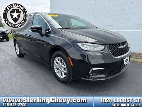 Used 2023 Chrysler Pacifica Touring-L FWD image 7