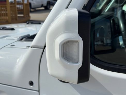 Used 2023 Jeep Gladiator Overland image 11