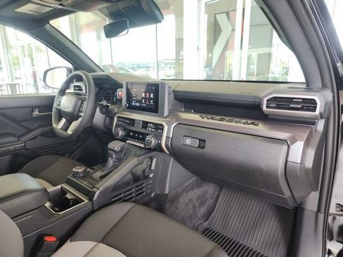 Certified 2025 Toyota Tacoma TRD Off-Road AWD/4WD image 25