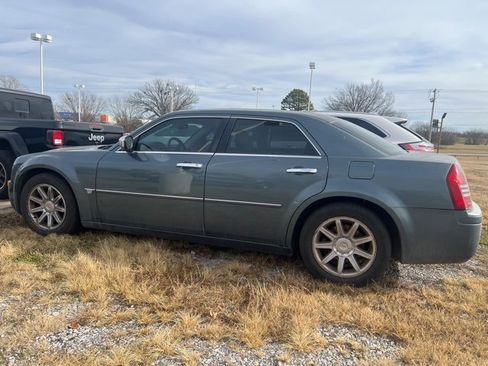 Used 2006 Chrysler 300 C w/ Navigation & Sound Group II image 2