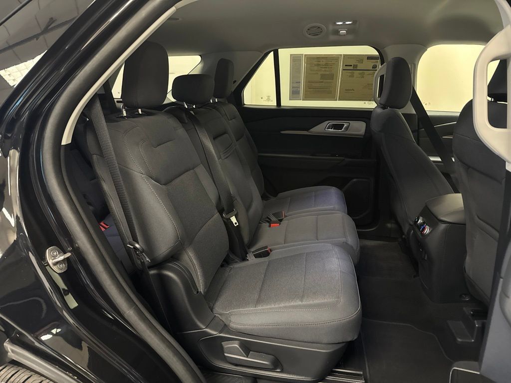 Used 2025 Ford Explorer Active AWD/4WD image 15