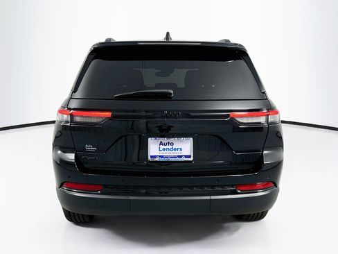 Used 2023 Jeep Grand Cherokee Altitude AWD/4WD image 6