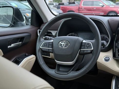 Used 2022 Toyota Highlander XLE image 18
