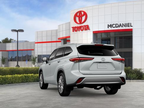 New 2026 Toyota Highlander Platinum image 9