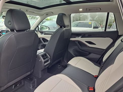 New 2026 Volkswagen Tiguan SE FWD image 5