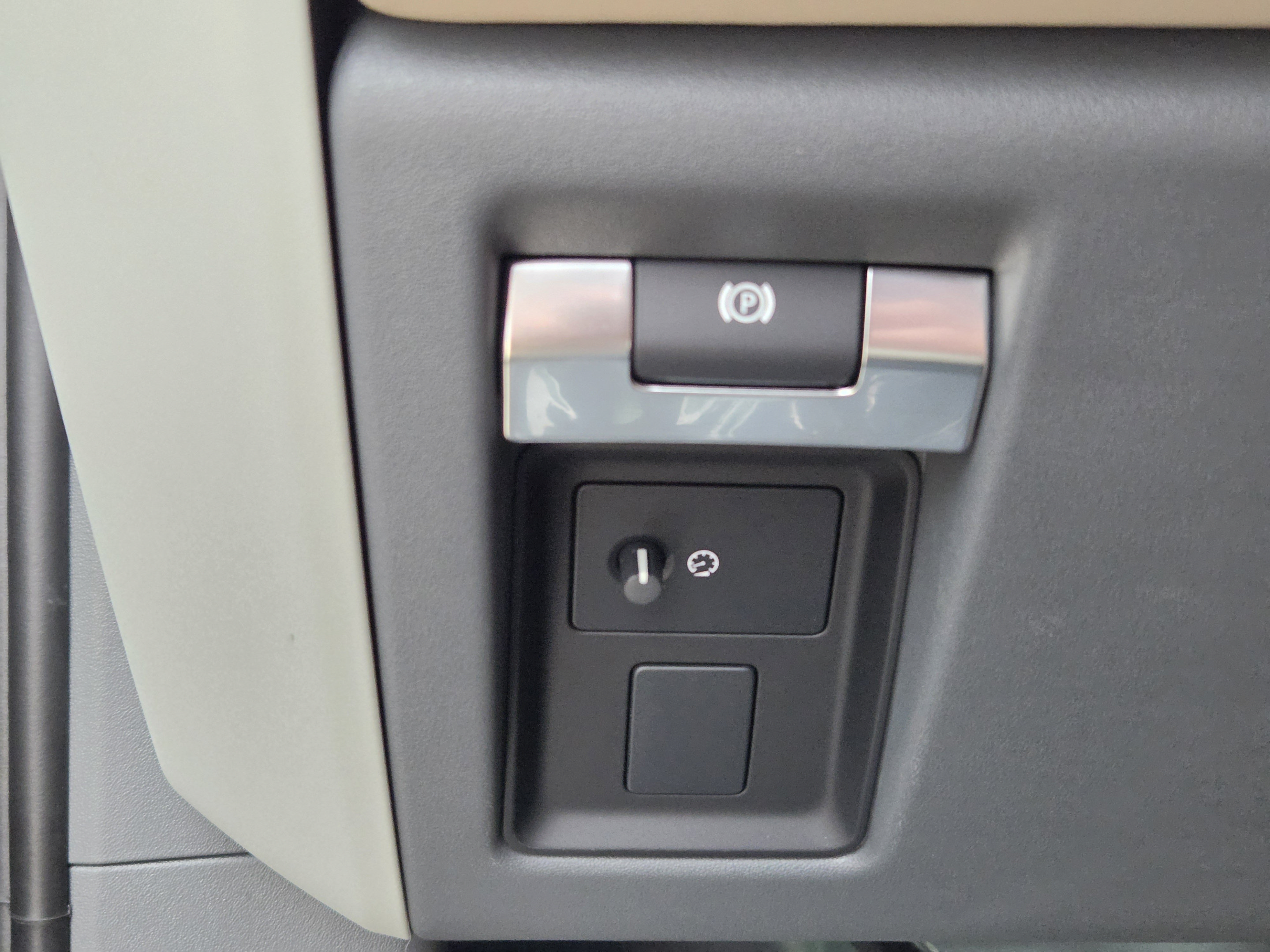 Certified 2024 Land Rover Defender 110 S AWD/4WD image 18
