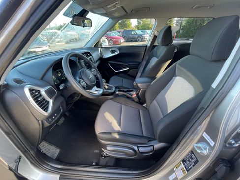 Used 2025 Kia Soul LX w/ LX Technology Package image 24