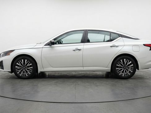 Used 2025 Nissan Altima 2.5 SV FWD image 5
