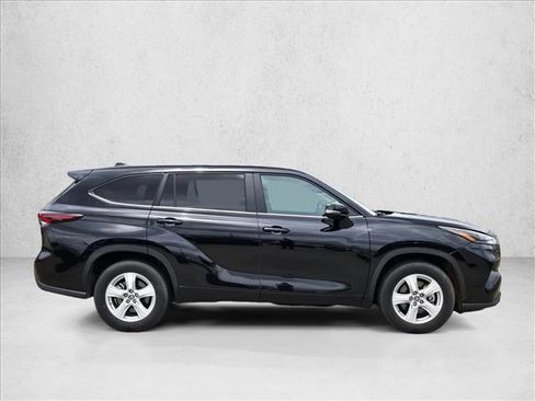 Used 2025 Toyota Highlander LE FWD image 4