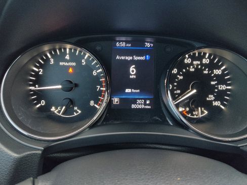 Used 2018 Nissan Rogue SV w/ Premium Package FWD image 23