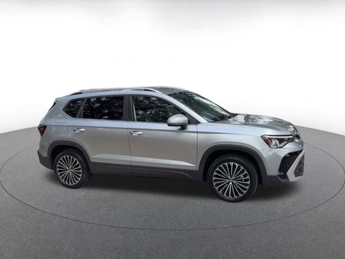 Used 2025 Volkswagen Taos SE FWD image 2