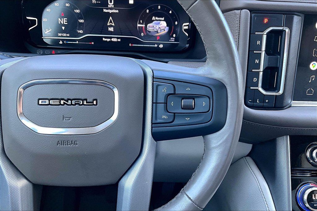 Used 2022 GMC Yukon XL Denali RWD image 7