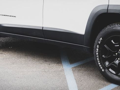 Used 2019 Jeep Cherokee Trailhawk w/ Cold Weather Group image 8