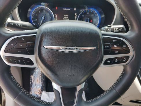 Used 2022 Chrysler Pacifica Touring-L FWD image 16