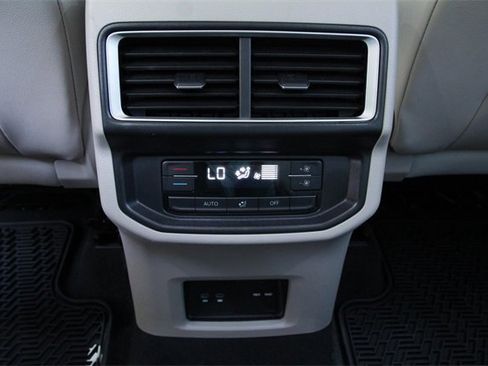 Certified 2025 Volkswagen Atlas SE image 20