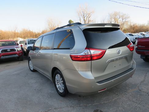 Used 2015 Toyota Sienna XLE image 7