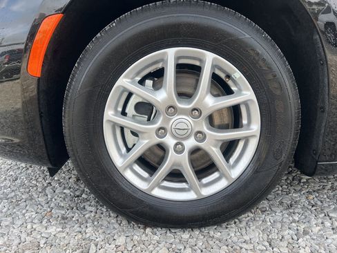 Used 2025 Chrysler Pacifica Select image 7