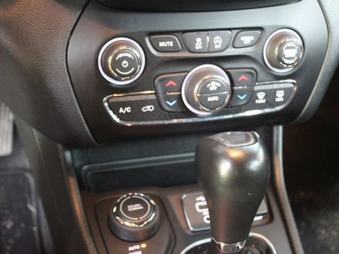 Used 2022 Jeep Cherokee Latitude Lux w/ Sun & Sound Group AWD/4WD image 18