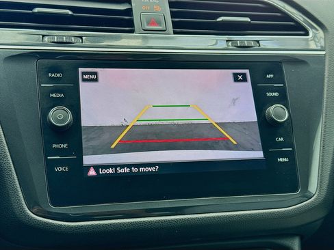 Used 2018 Volkswagen Tiguan SE w/ Panoramic Sunroof Package AWD/4WD image 10