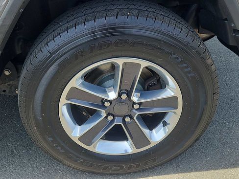 Used 2019 Jeep Wrangler Unlimited Sahara AWD/4WD image 8