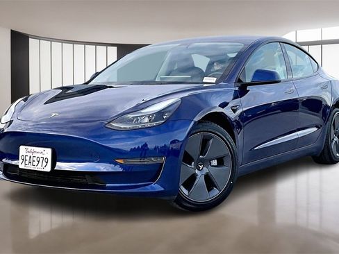 Used 2023 Tesla Model 3 Standard Range image 1