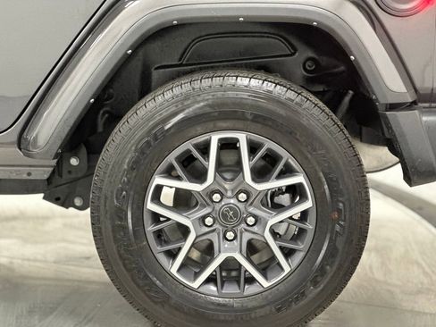 Used 2025 Jeep Wrangler Sahara image 26