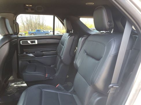 Used 2020 Ford Explorer XLT w/ Equipment Group 202A AWD/4WD image 11