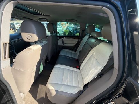 Used 2010 Volkswagen Touareg TDI AWD/4WD image 16