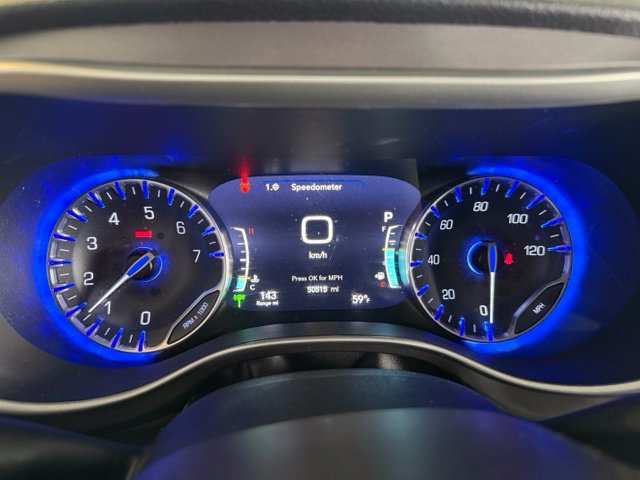 Used 2022 Chrysler Pacifica Touring-L w/ Uconnect Theater Family Group FWD image 14