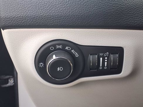 Used 2018 Jeep Compass Latitude w/ Popular Equipment Group FWD image 7