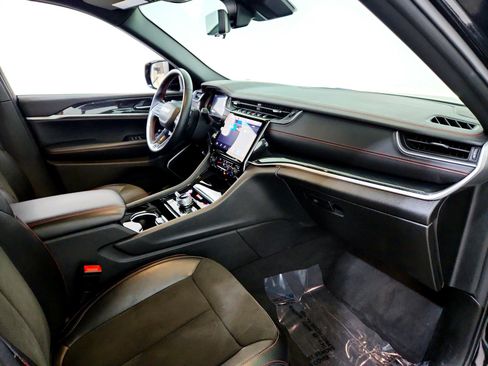 Used 2022 Jeep Grand Cherokee Trailhawk w/ Luxury Tech Group III image 19