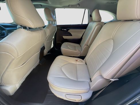 Used 2022 Toyota Highlander XLE image 24
