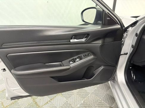 Used 2024 Nissan Altima 2.5 SV AWD/4WD image 11