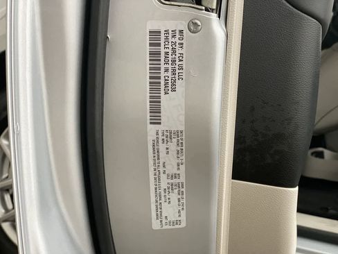 Used 2024 Chrysler Pacifica Touring-L FWD image 33