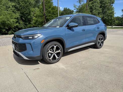 Used 2025 Volkswagen Tiguan SE image 2