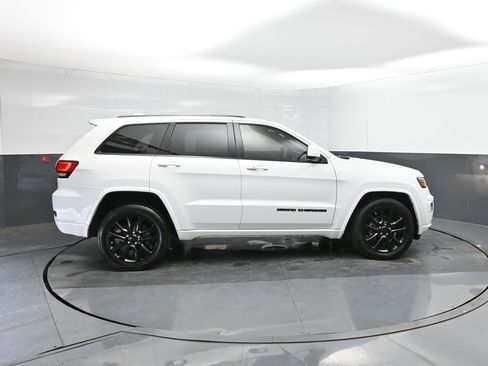 Used 2020 Jeep Grand Cherokee Altitude AWD/4WD image 15