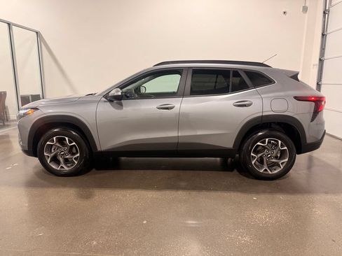 Used 2025 Chevrolet Trax LT FWD image 8