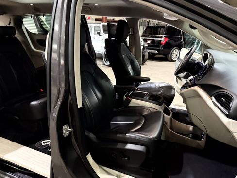 Used 2018 Chrysler Pacifica Touring-L Plus w/ Advanced Safetytec Group FWD image 24