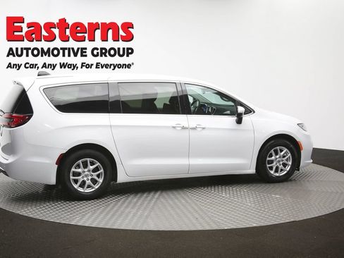Used 2023 Chrysler Pacifica Touring-L FWD image 43