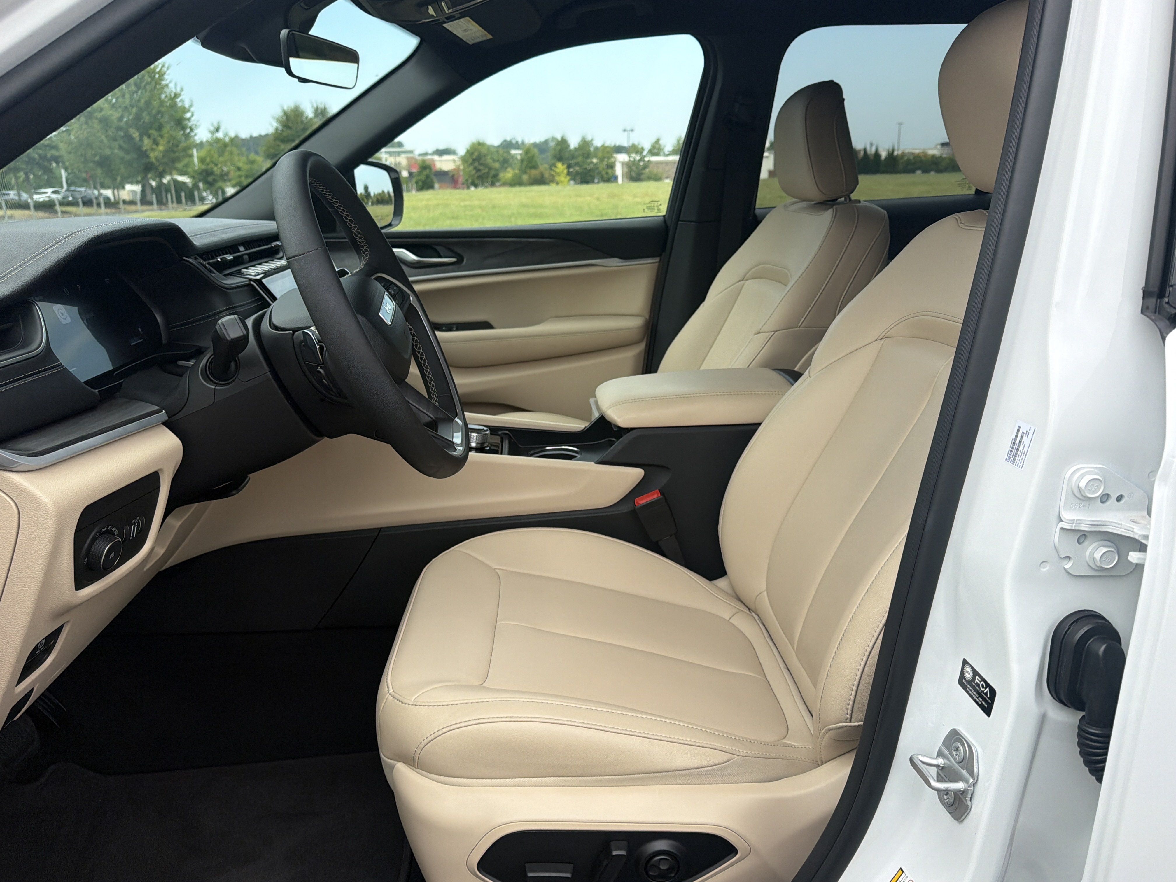 Used 2025 Jeep Grand Cherokee Limited RWD image 24