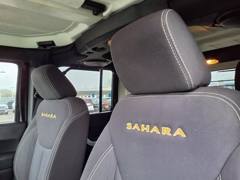 Used 2013 Jeep Wrangler Unlimited Sahara w/ Connectivity Group AWD/4WD image 16