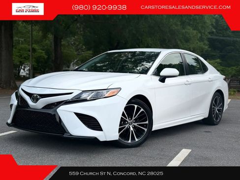 Used 2018 Toyota Camry SE FWD image 1