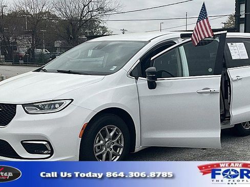 Used 2024 Chrysler Pacifica Touring-L image 1