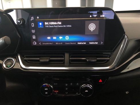 Used 2025 Chevrolet Trax RS w/ Sunroof Package FWD image 17