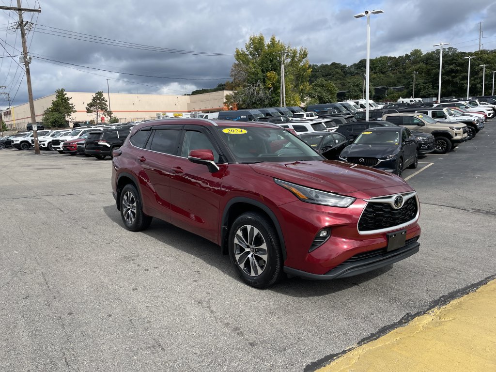 Used 2024 Toyota Highlander XLE AWD/4WD image 6