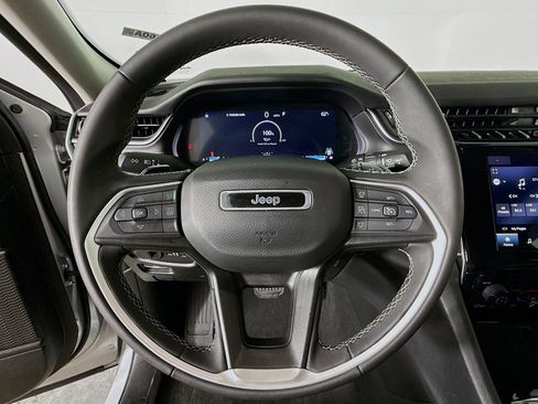 Used 2023 Jeep Grand Cherokee Laredo image 11