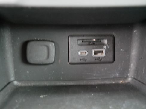 Used 2023 GMC Acadia SLT w/ LPO, Floor Liner Package image 32