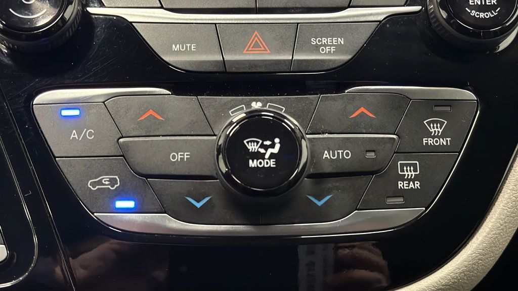 Used 2024 Chrysler Pacifica Touring-L FWD image 17