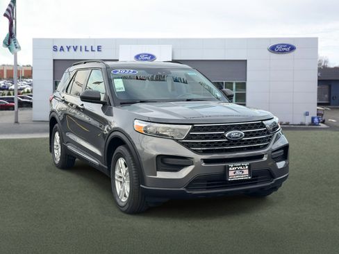 Used 2022 Ford Explorer XLT image 2